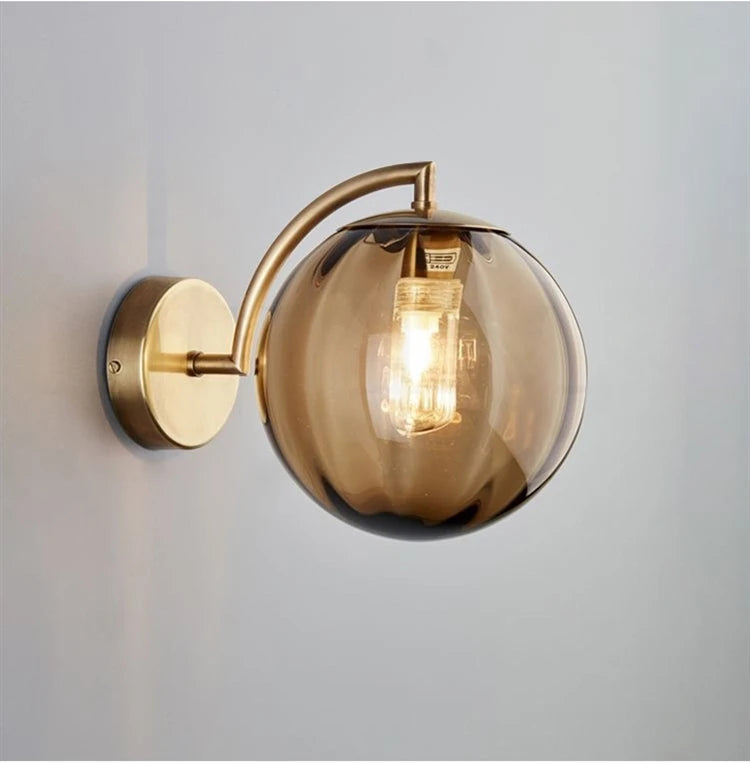 Moderne Glas-Kugel-Wandlampe | Messing- und getöntes Glas-Design