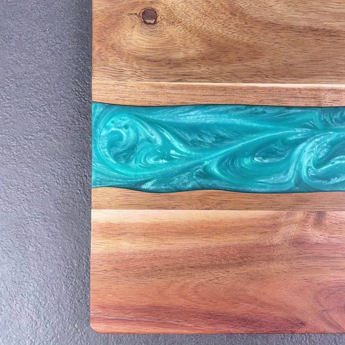 Tăviță din rășină cu râu | Placă de brânzeturi și mezeluri din lemn de acacia