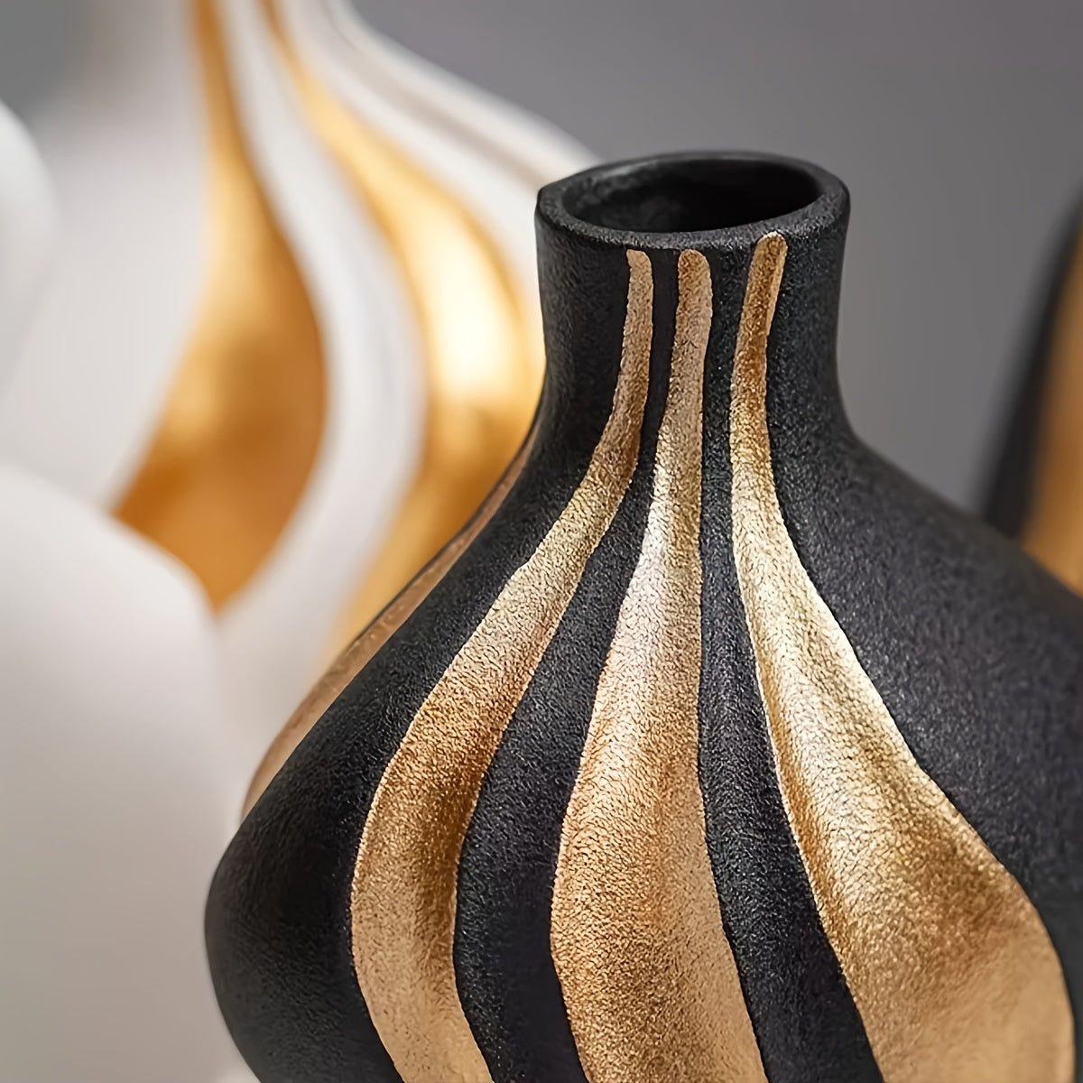 Vază Ceramică Modernă | Neagră și Albă cu Accente Aurii – Decorațiune de Lux pentru Masă și Semineu