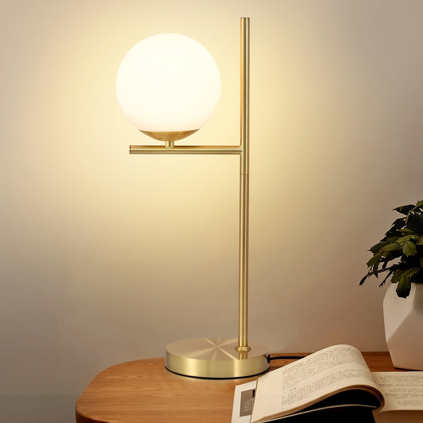 Moderne gylden bordlampe | Hvid glasglobus design