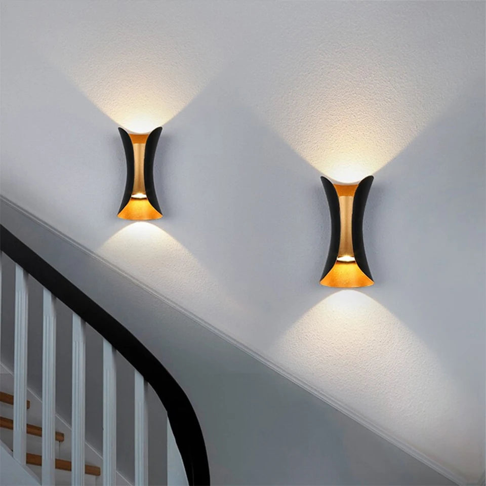 Moderne sort og guld væglampe | Vandtæt LED op- og nedadrettet lampe