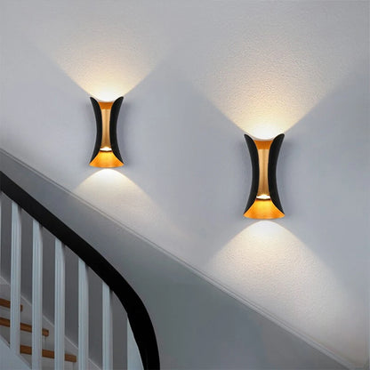 Moderne sort og guld væglampe | Vandtæt LED op- og nedadrettet lampe
