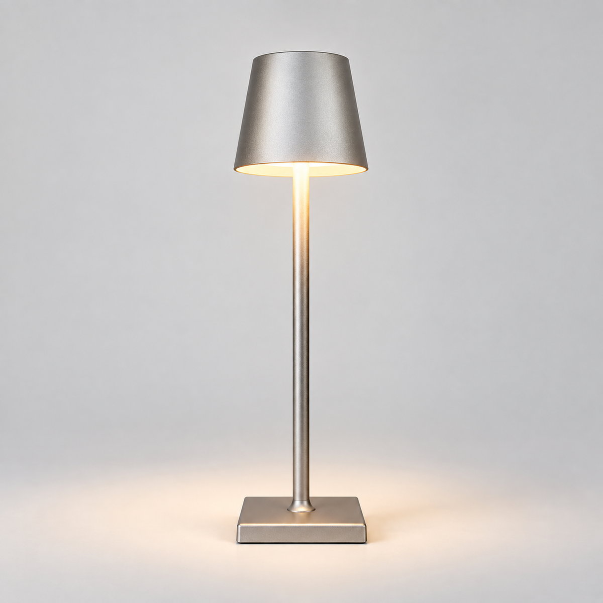 Dæmpbar trådløs LED-bordlampe med moderne touch-betjening og metalfod