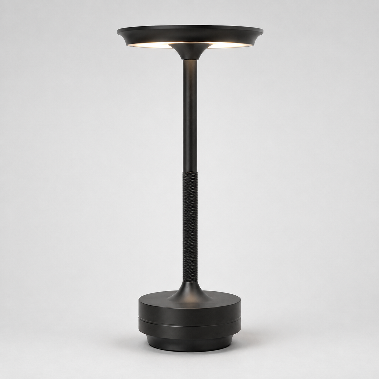 Dæmpbar lampe – trådløs metallisk bordlampe i moderne design