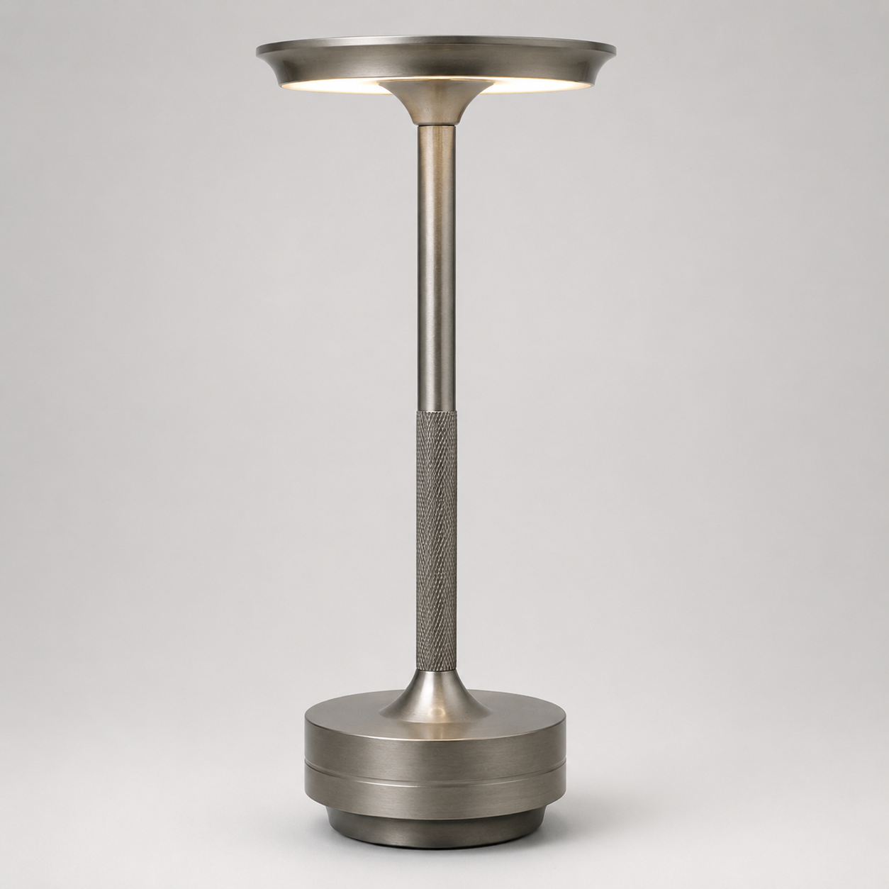 Dæmpbar lampe – trådløs metallisk bordlampe i moderne design