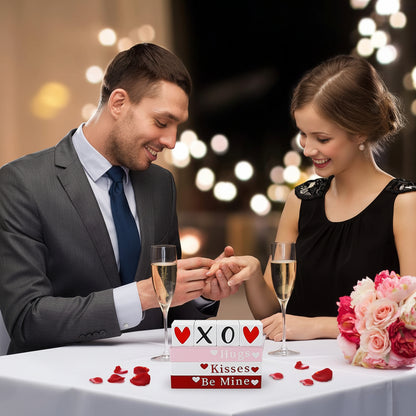 Decor de masă din lemn Valentine, stivă de cărți, raft cu semne în formă de inimă