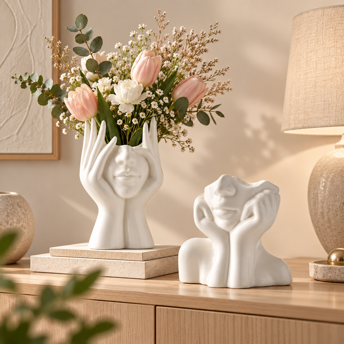 Vaso decorativo artigianale con volto unico, decorazione scolpita