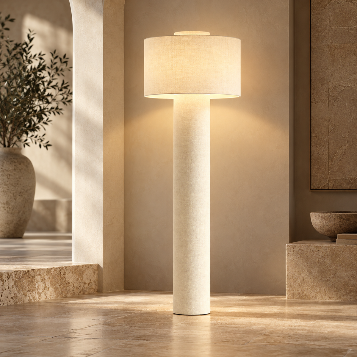 Høj gulvlampe med indirekte belysning og dekorativt design