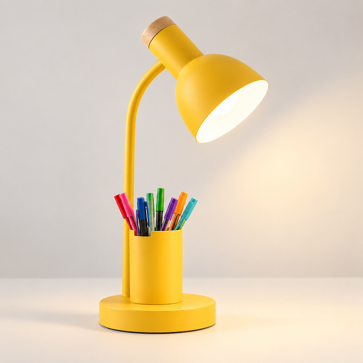 Moderne skrivebordslampe med funktionelt design og justerbar højde