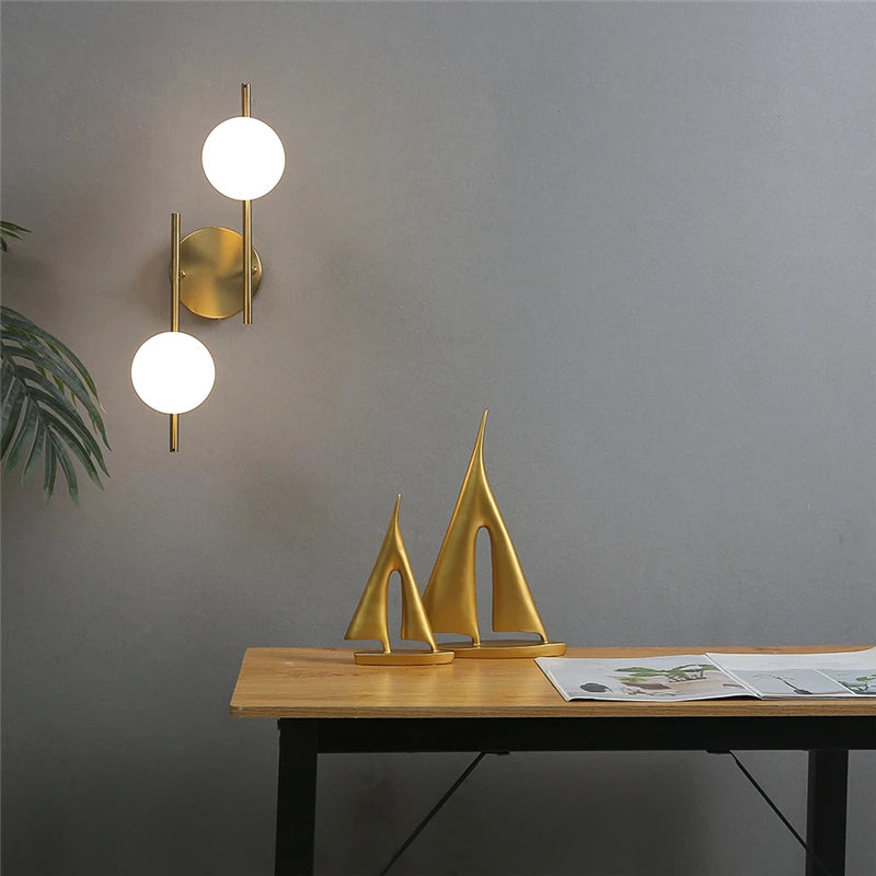 Lampa de perete Astra | Design modern auriu cu glob dublu