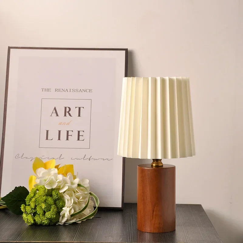 Middelalderlig Plisseret Bordlampe | Nordisk Træfod Design