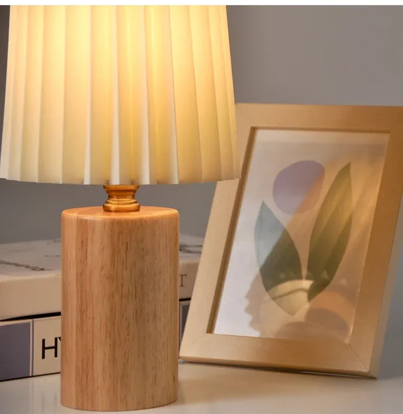 Middelalderlig Plisseret Bordlampe | Nordisk Træfod Design