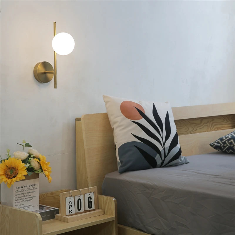 Lampa de perete Astra | Design modern auriu cu glob dublu