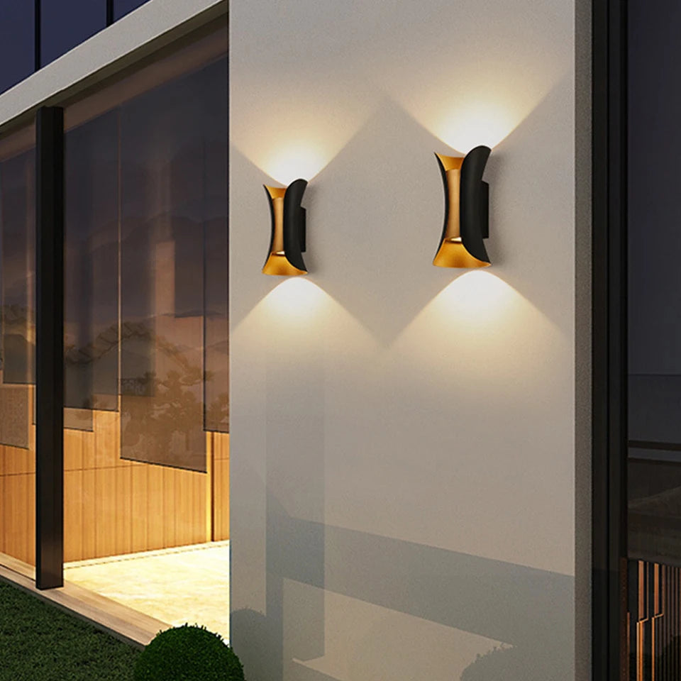 Moderne sort og guld væglampe | Vandtæt LED op- og nedadrettet lampe