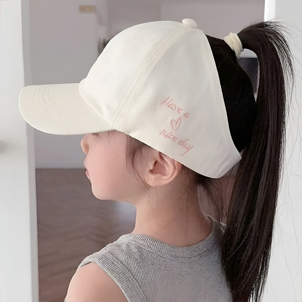 Cappellino estivo per bambini con protezione solare e apertura per coda di cavallo