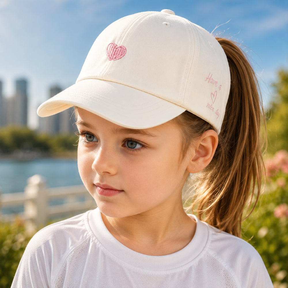 Cappellino estivo per bambini con protezione solare e apertura per coda di cavallo