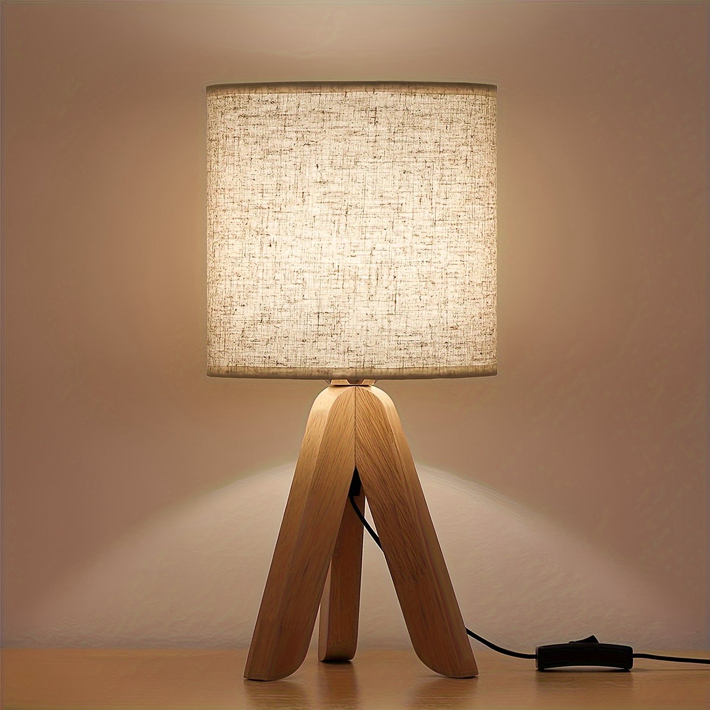 Nordische Holz-Dreibein-Tischlampe | Stoffschirm