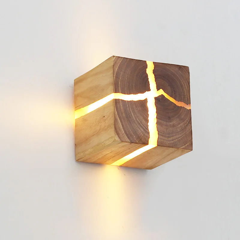 WoodAura Wandleuchte | Handgeschnitztes Design aus massivem Holz und Harz