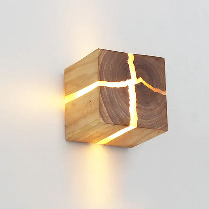 WoodAura Wandleuchte | Handgeschnitztes Design aus massivem Holz und Harz