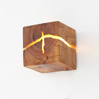 WoodAura Wandleuchte | Handgeschnitztes Design aus massivem Holz und Harz