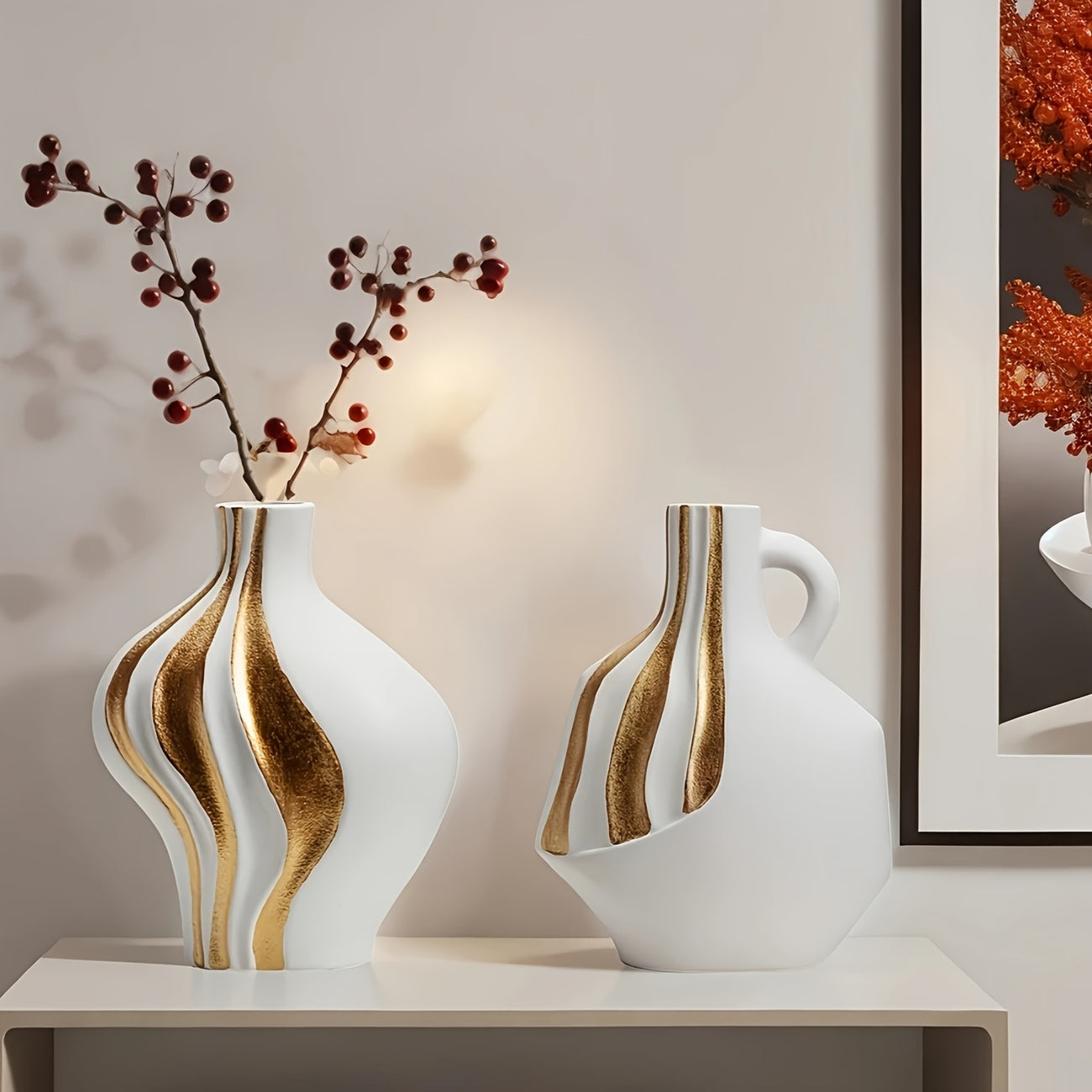 Vază Ceramică Modernă | Neagră și Albă cu Accente Aurii – Decorațiune de Lux pentru Masă și Semineu