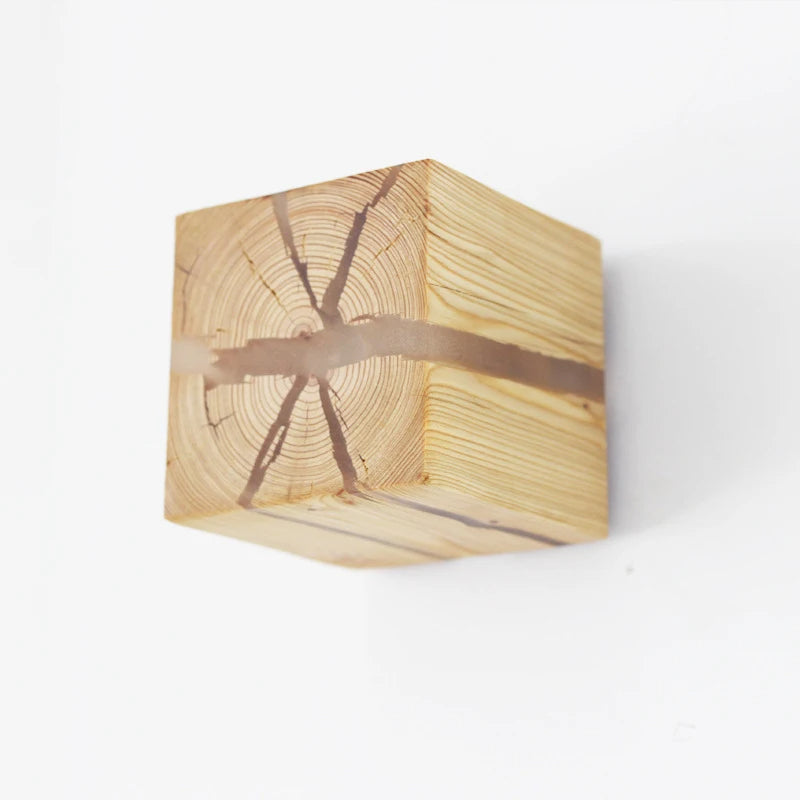 WoodAura Wandleuchte | Handgeschnitztes Design aus massivem Holz und Harz