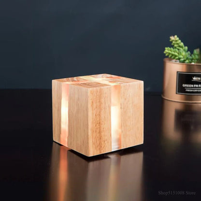WoodAura Wandleuchte | Handgeschnitztes Design aus massivem Holz und Harz