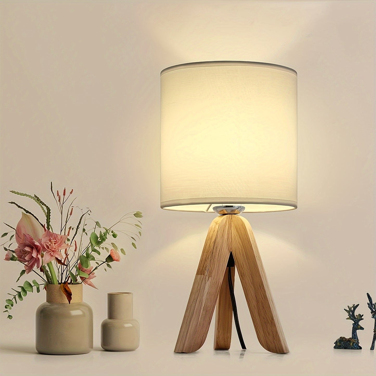 Nordische Holz-Dreibein-Tischlampe | Stoffschirm