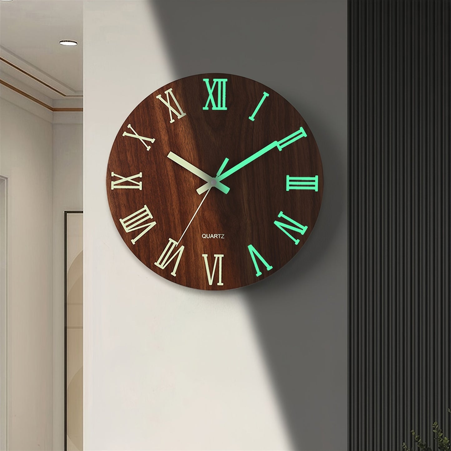 Wanduhr aus Walnuss mit Leuchtziffern | Stilles, im Dunkeln leuchtendes Holzdesign